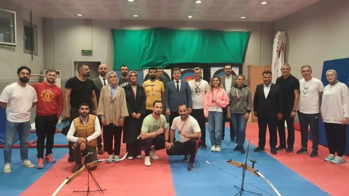 İstiklalden İstikbale Avcılar’da 100. Yıl Etkinlikleri kapsamında yapılan Öğretmenler Arası Okçuluk turnuvası